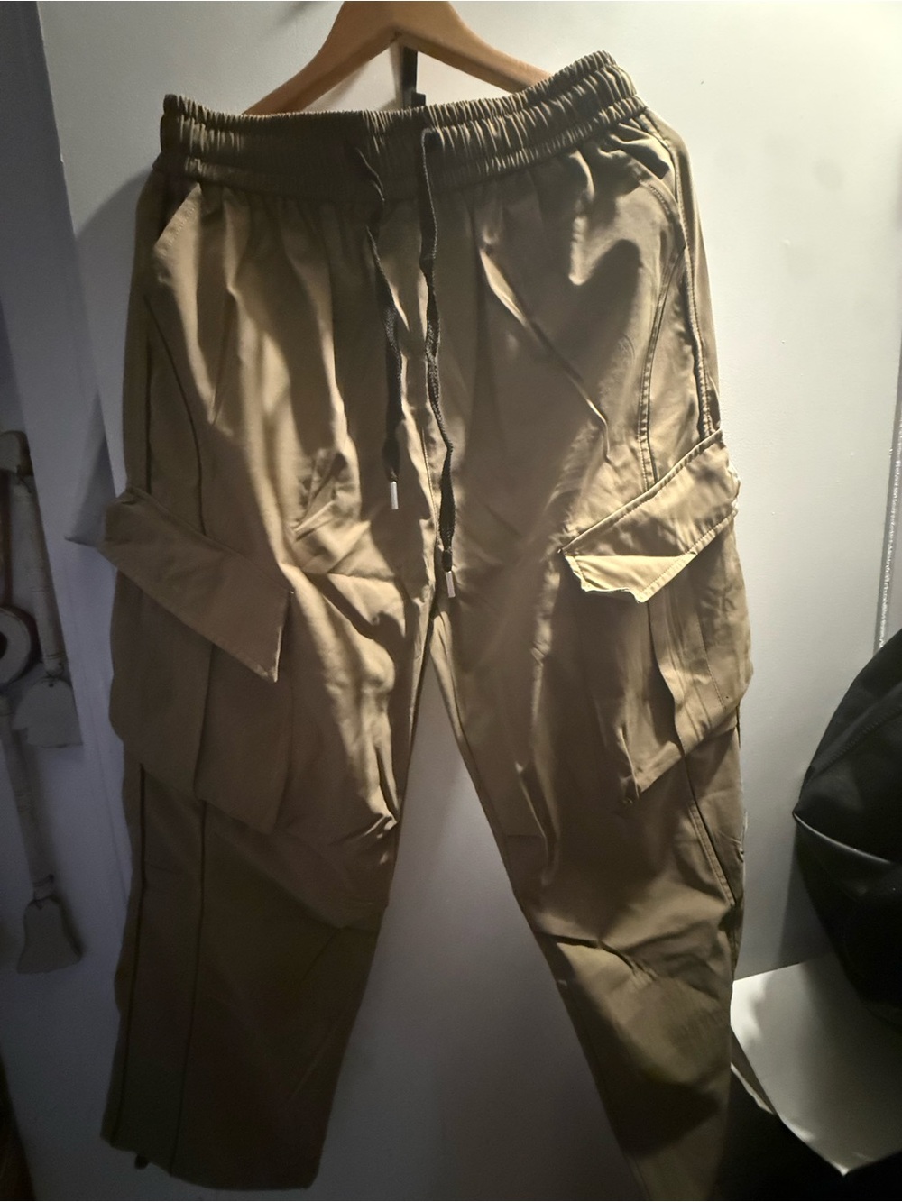 Wide leg khaki cargos with elastic waist.